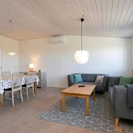 Iii Apartment *